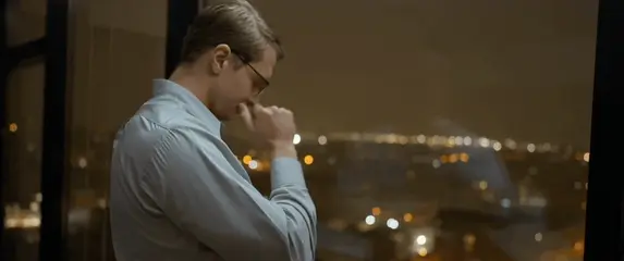 Razmišljanje pred prozorom i pogled u daljinu