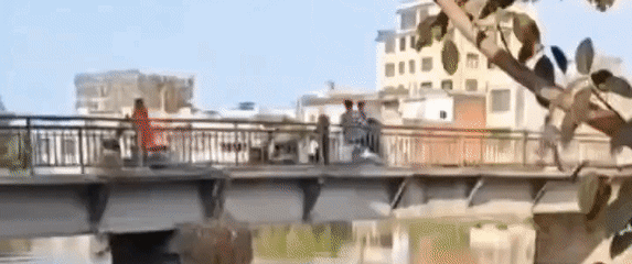 Otac bacio dijete s mosta u Kini