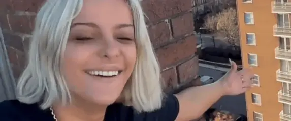 Pjevačica Bebe Rexha na balkonu u Londonu