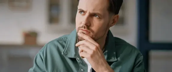 Muškarac koji gladi bradu i razmišlja