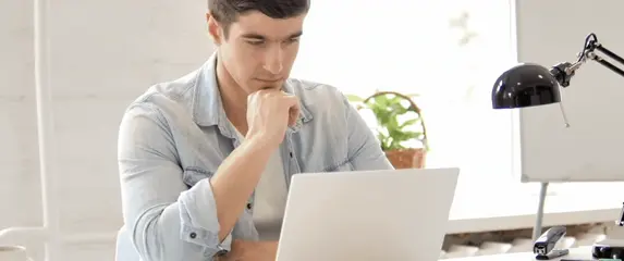 Rješavanje kviza na laptopu uz razmišljanje