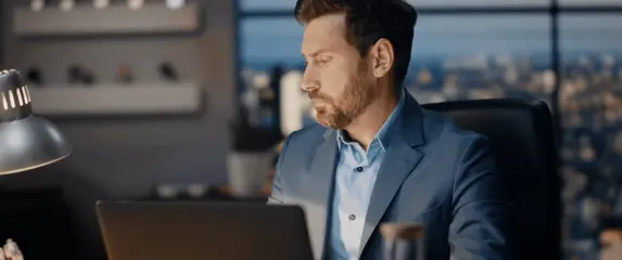 Ispijanje kave i razmišljanje