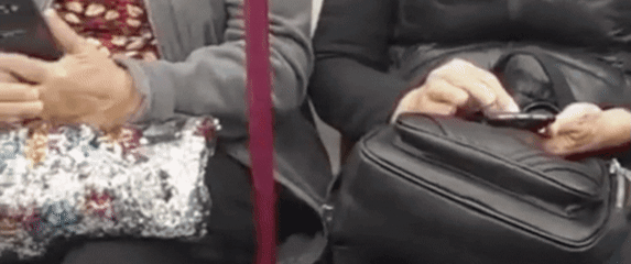 Starije žene u vlaku na mobitelima i mladić koji štrika