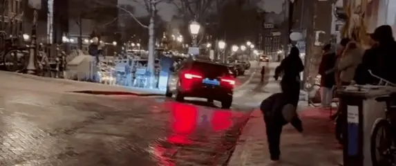 Zaleđena cesta u Nizozemskoj i osobe koje padaju