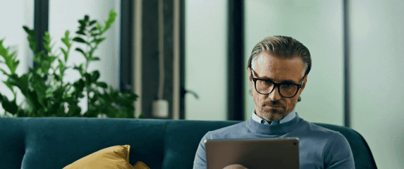 Rješavanje kviza na tabletu i razmišljanje