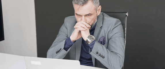 Držanje za glavu pred računalom