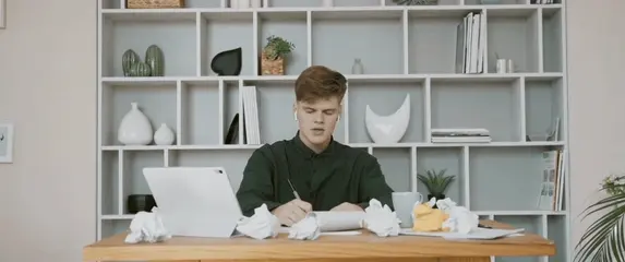 Razmišljanje za stolom punim papira