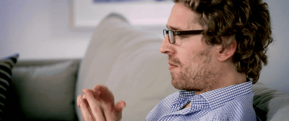 Razmišljanje s naočalama u ustima