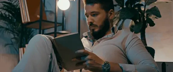 Čitanje i razmišljanje u dnevnom boravku