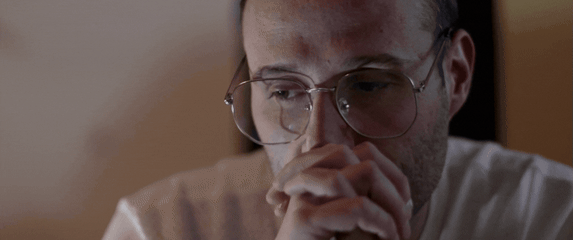 Razmišljanje i skidanje naočala prije trljanja lica