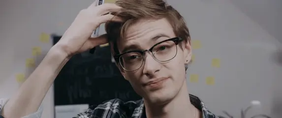 Trljanje glave s markerom u ruci i zapisivanje na ploču