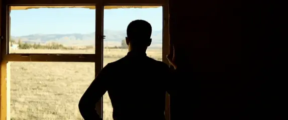 Gledanje kroz prozor i razmišljanje