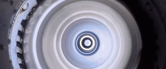 Snimka drobilice za otpad u sudoperu