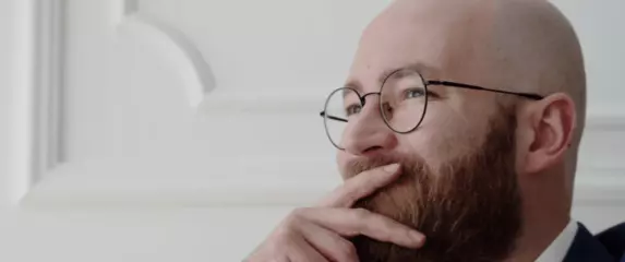 Češanje po glavi pri razmišljanju