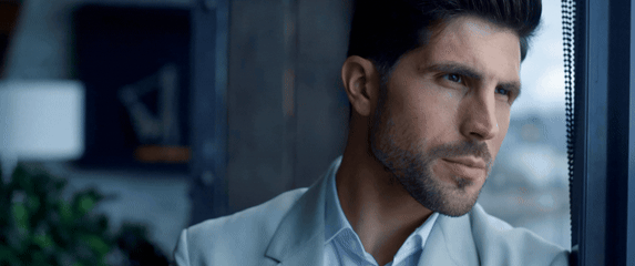 Razmišljanje i gledanje kroz prozor