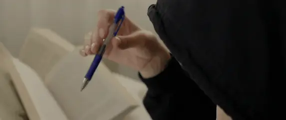 Treskanje olovkom pri razmišljanju