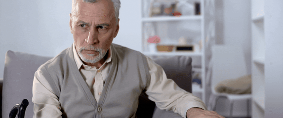 Starac koji sjedi u fotelji i razmišlja