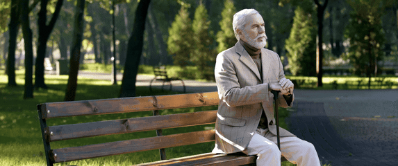 Stari znalac koji razmišlja dok sjedi na klupi