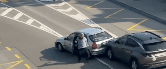 Neobična prometna nesreća i bijeg