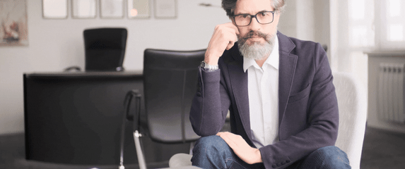 Mudrac s bradom koji razmišlja