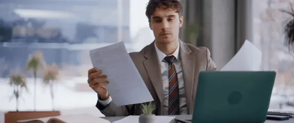 Gledanje papira i donošenje odluke pred računalom