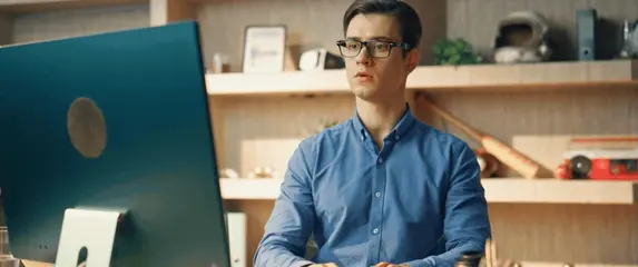 Tipkanje i razmišljanje pred kompjutorom