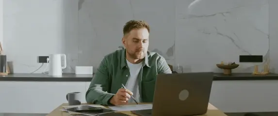 Razmišljanje u uredu za računalom