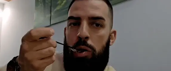 Trener koji reagira na bizaran obrok