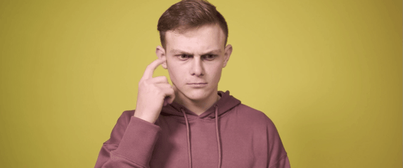 Mladić koji se pokušava prisjetiti