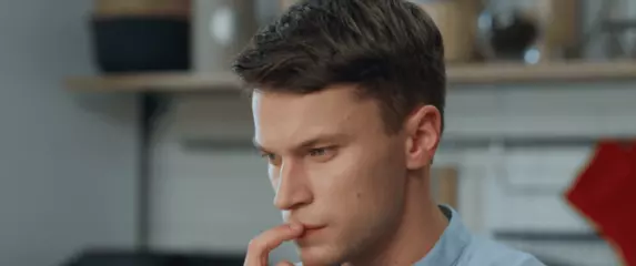 Razmišljanje i trljanje brade