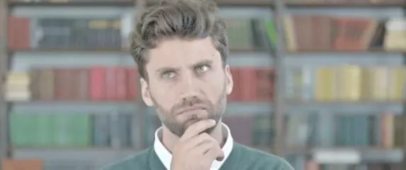 Razmišljanje u knjižnici i trljanje brade