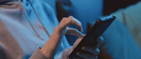 Osoba koja rješava kviz na mobitelu
