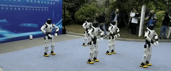 Roboti koji su dočekali Vučića u Kini