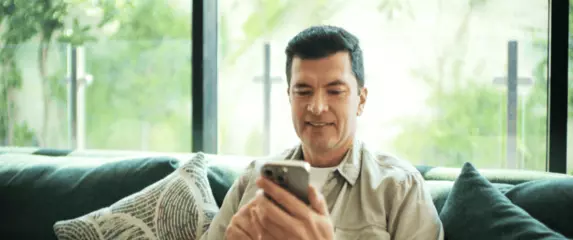 Rješavanje kviza na mobitelu s kauča