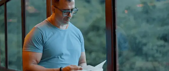 Intelektualac koji lista kroz knjigu