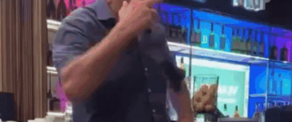 Muškarac koji u kafiću pokazuje trikove s cigaretom