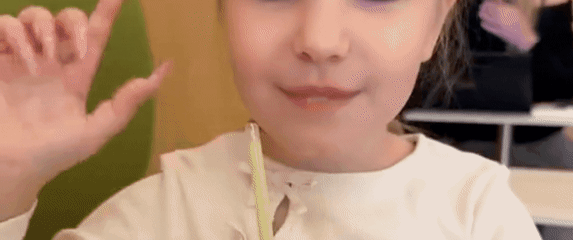 Djevojčica s umjetnim noktima