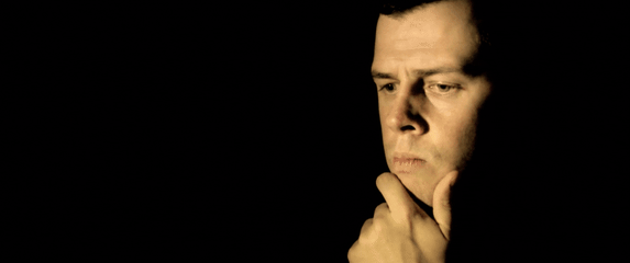 Muškarac u sjeni kako razmišlja i dolazi do ideje