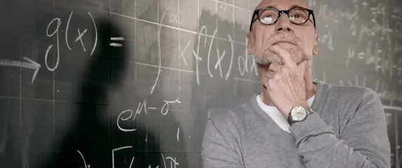 Intelektualac kako razmišlja ispred ploče