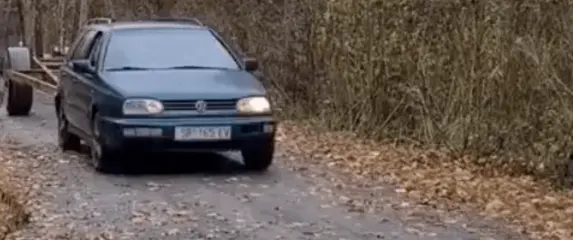 Bizarna prikolica automobila na šumskom putu