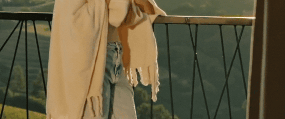 Žena uživa pod dekom