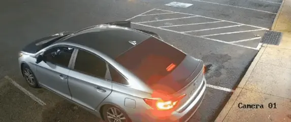 Skupina pljačkaša kako izlazi iz automobila