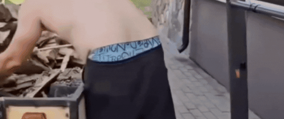 Muškarac pri modernom načinu istovara drva