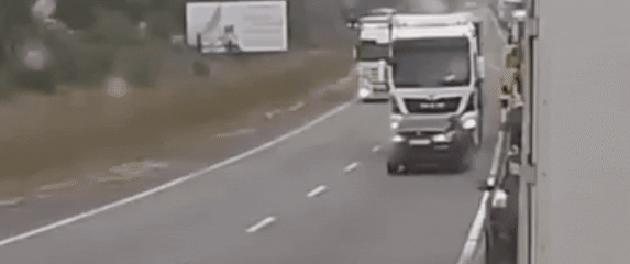 Bahati vozač u pokušaju prestizanja kolone