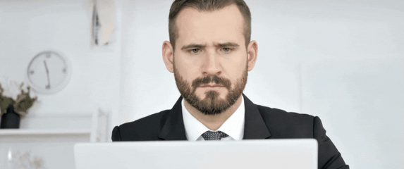 Kvizaš koji razmišlja pred računalom