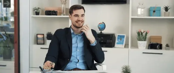 Muškarac koji se smiješka dok razmišlja