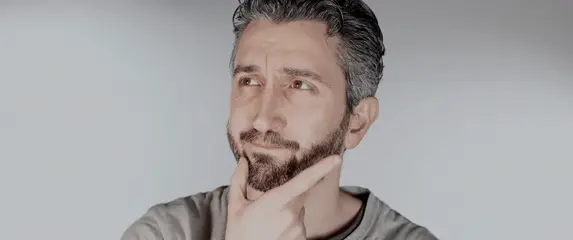 Muškarac koji gladi bradu pri razmišljanju