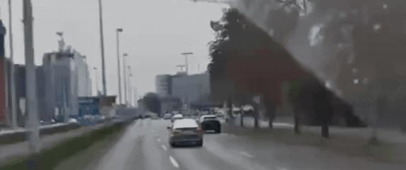 Automobil u Zagrebu s namještajem na krovu i u prtljažniku