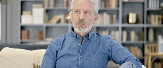 Muškarac koji razmišlja dok sjedi na kauču