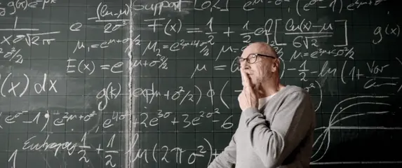 Intelektualac kako razmišlja ispred ploče